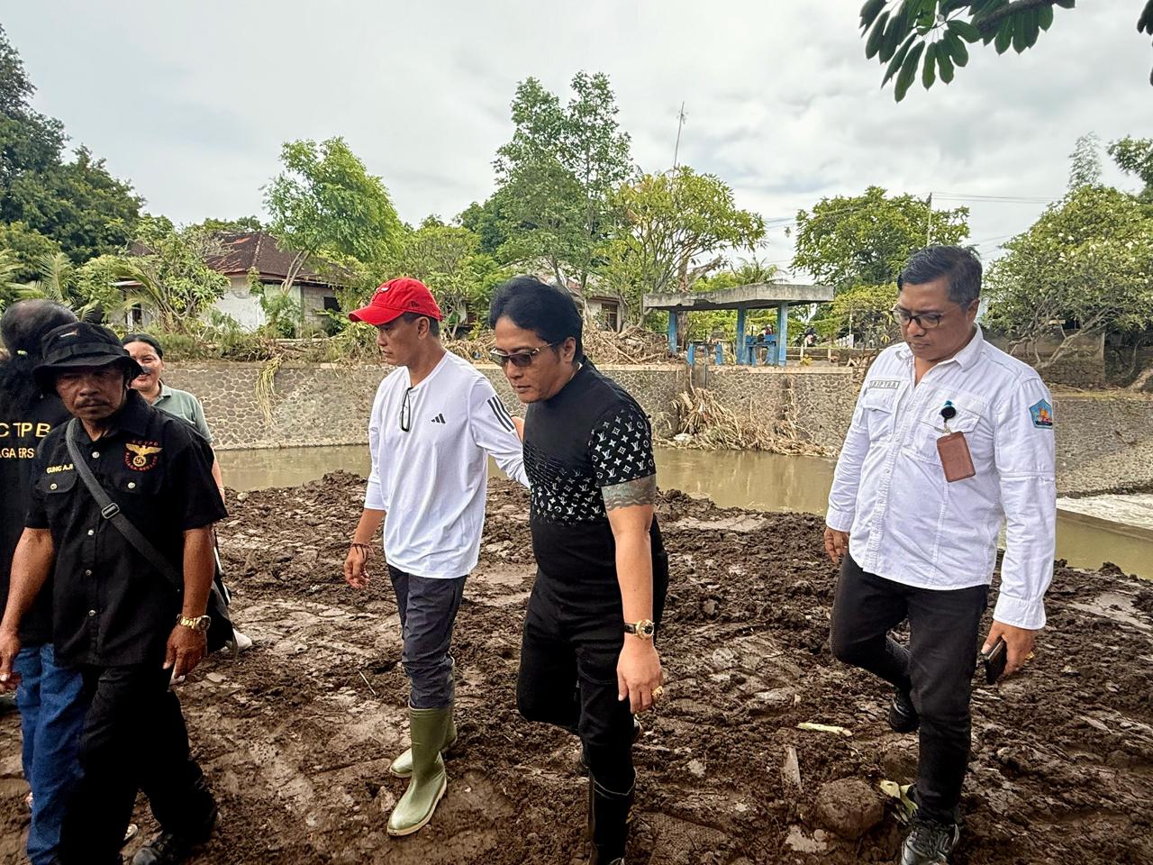 Wakil Gubernur Bali I Nyoman Giri Prasta meninjau lokasi banjir bandang di Desa Banjar Buleleng dan bertemu warga terdampak.