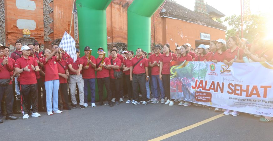 Gubernur Bali Wayan Koster melepas peserta jalan sehat HUT PPNI ke-52 di Lapangan Ida I Dewa Agung Jambe Klungkung.