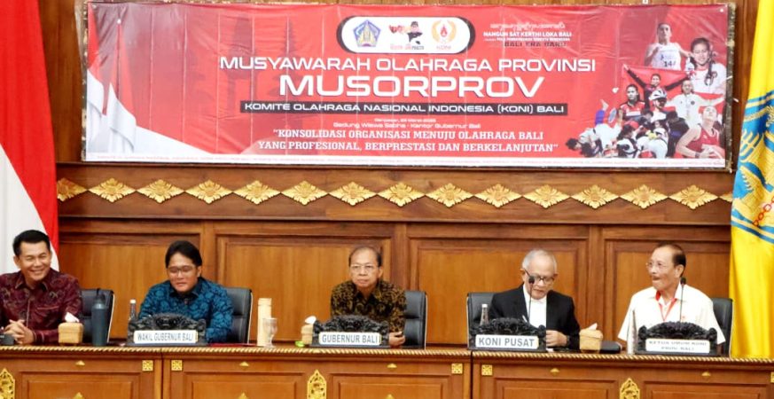 Gubernur Bali Wayan Koster bersama Nyoman Giri Prasta menghadiri Musorprov KONI Bali di Gedung Wiswa Sabha Utama.