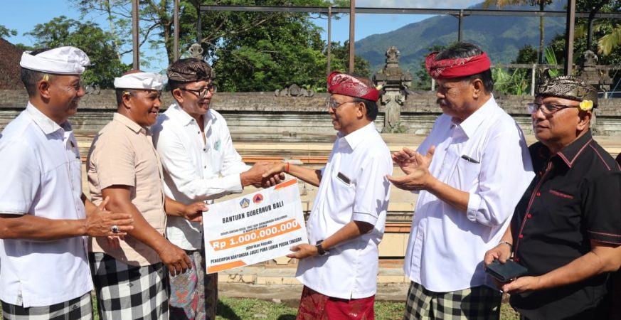 Gubernur Bali Wayan Koster menyerahkan bantuan perbaikan Pura Luhur Pucak Tinggah di Desa Angseri Tabanan.